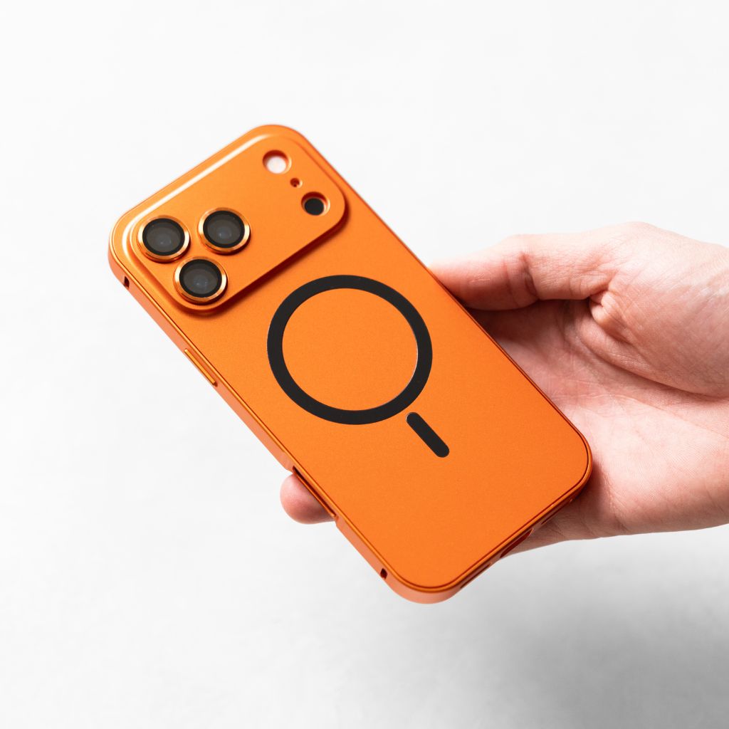 snapshield metallskal i kosmisk orange, hållet i handen